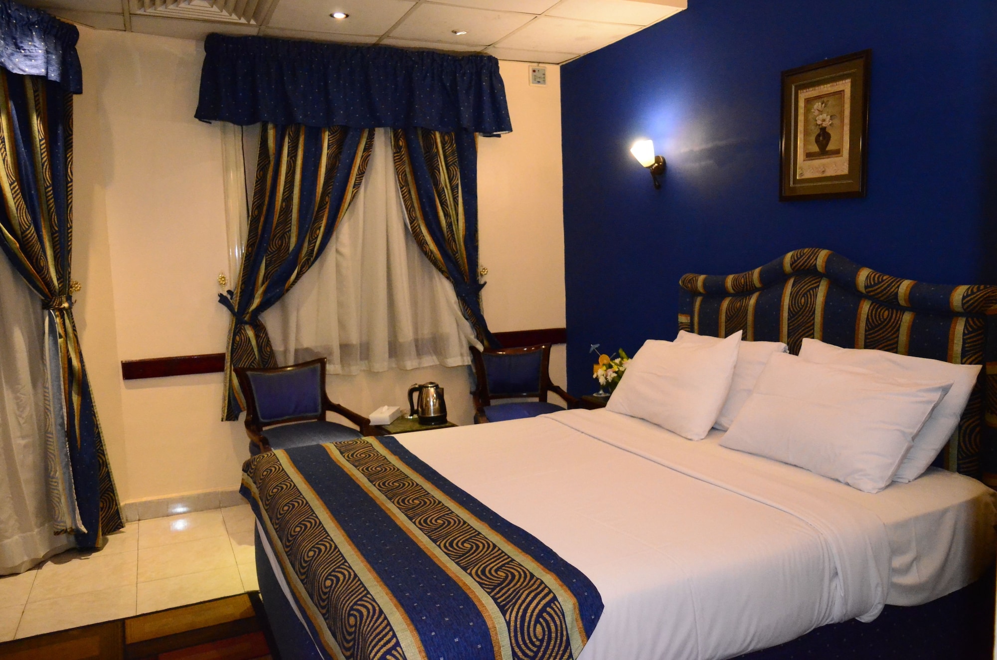 EXECUTIVE, SUITE