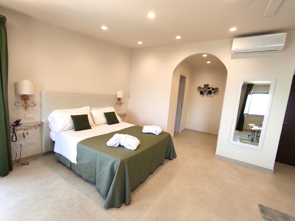 JUNIOR SUITE, STUDIO, QUEEN BED, SEA VIEW, TERRACE, ATTIC