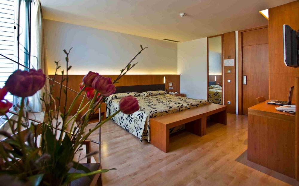 Lleo Hotel 14/40