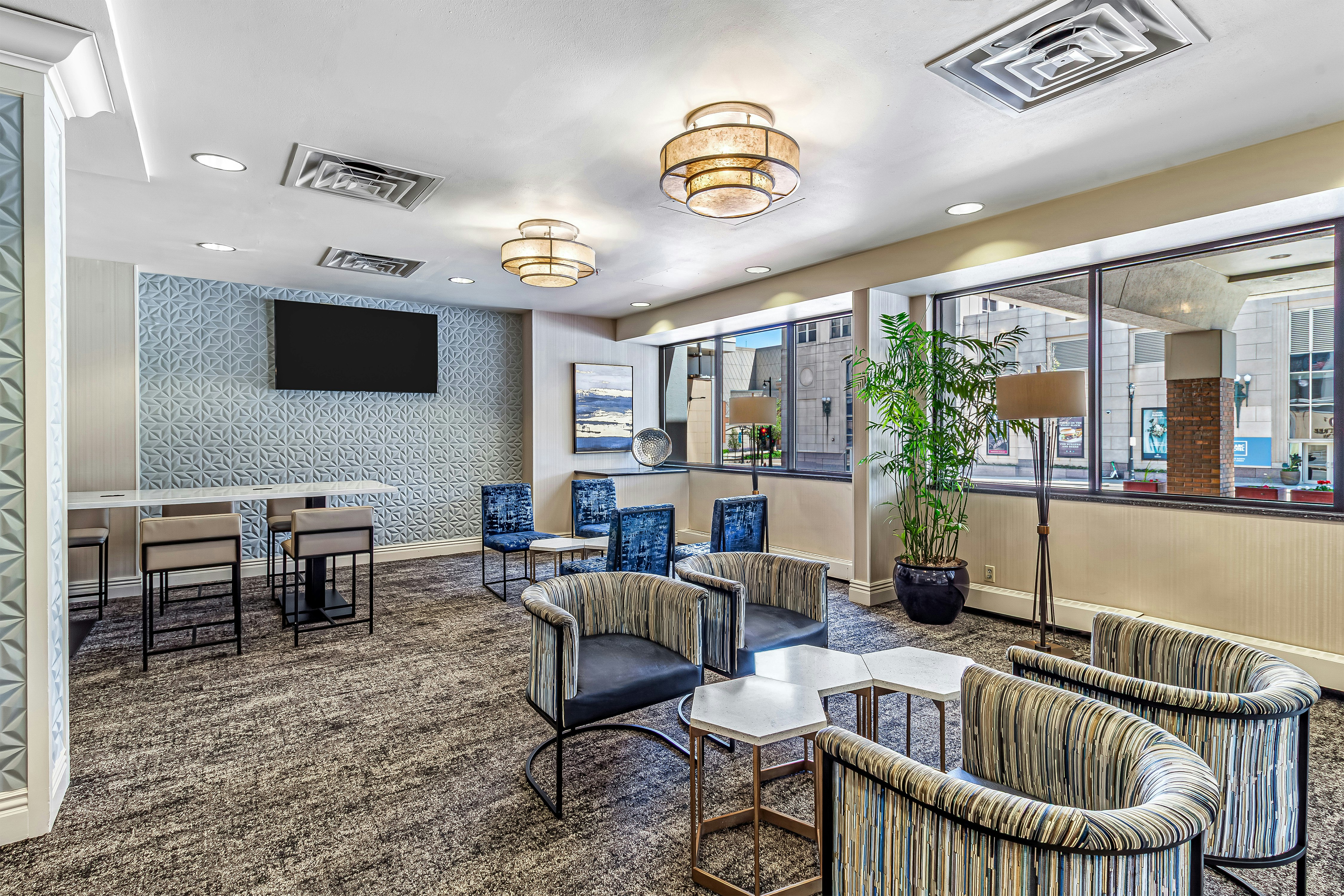 DoubleTree by Hilton Milwaukee Downtown 25/50