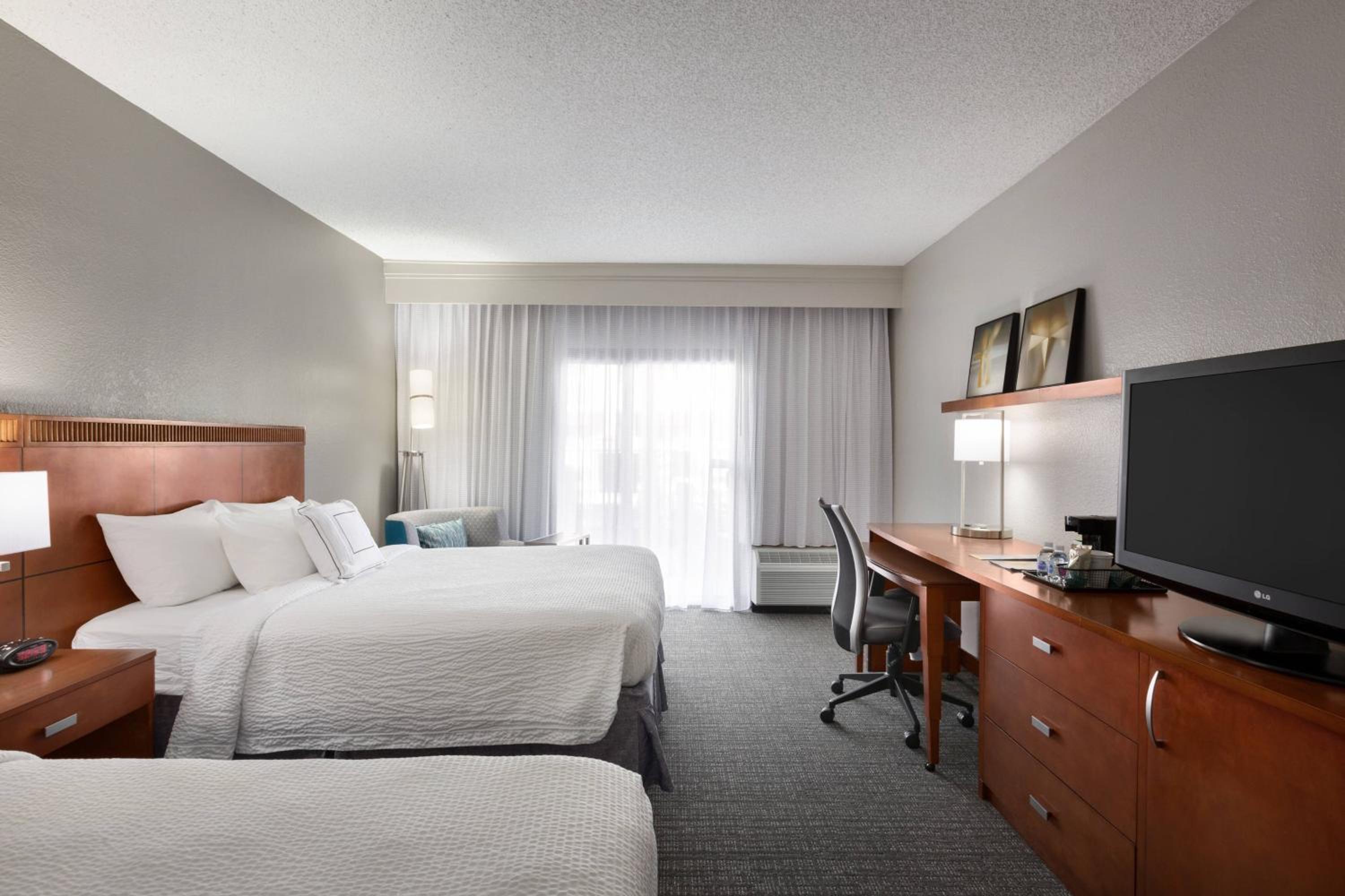 Room, 2 Queen Beds, Bathtub, Accessible