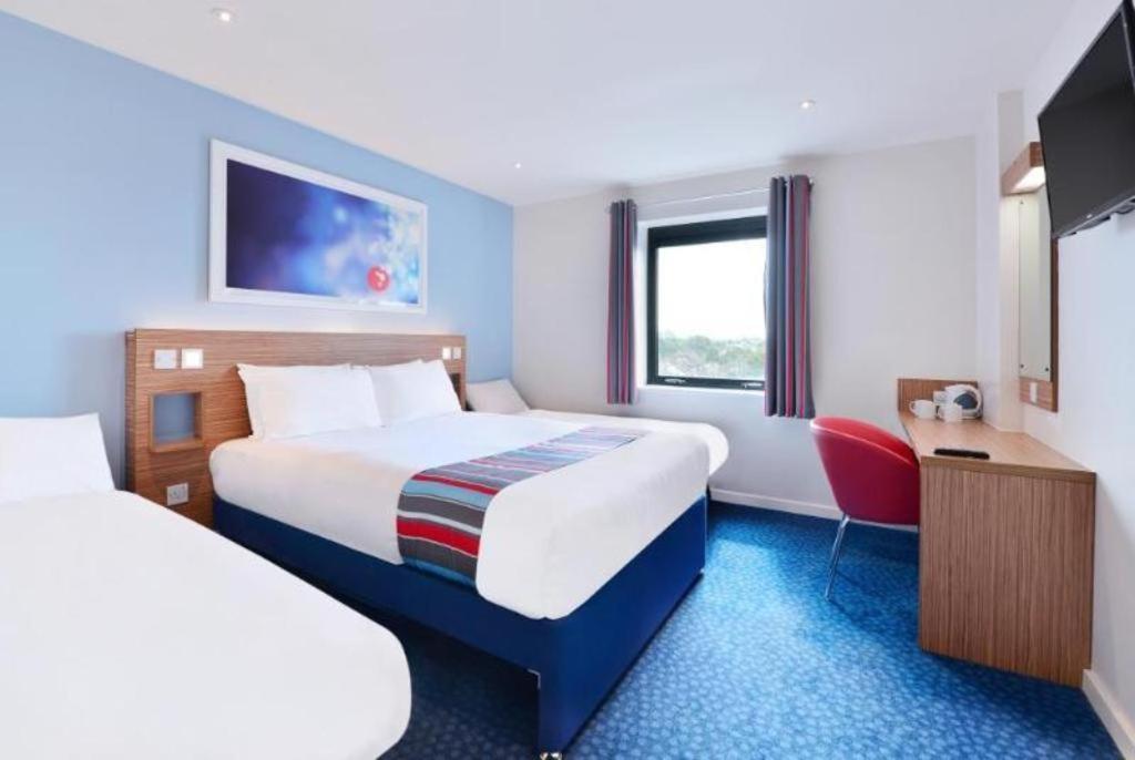 Travelodge Kinross M90 4/17