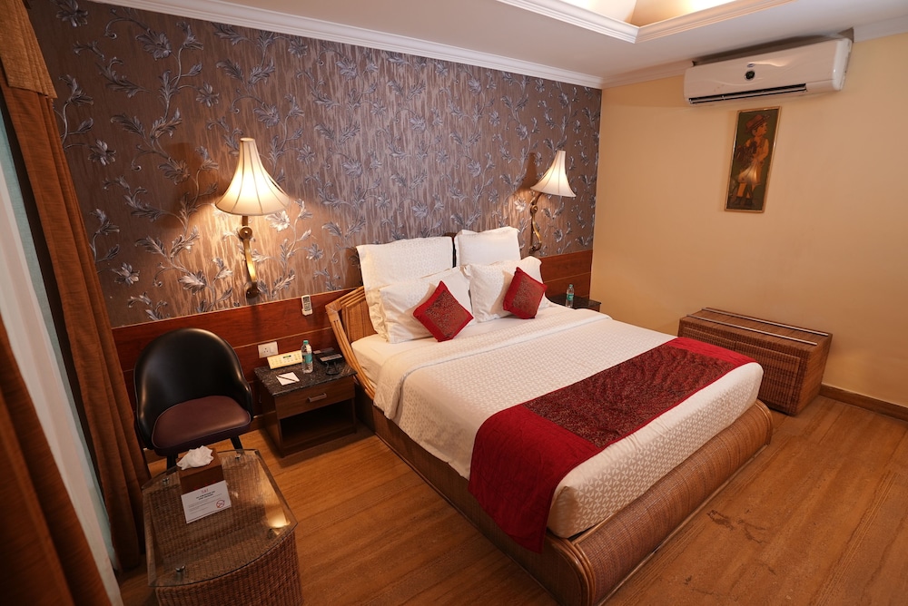 PREMIUM, QUEEN BED, POOL VIEW