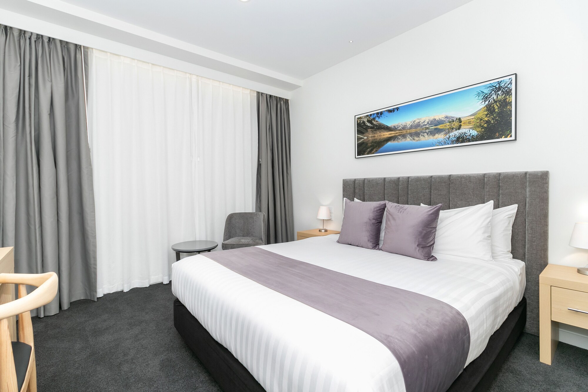 CITY, KING BED, NO WINDOW