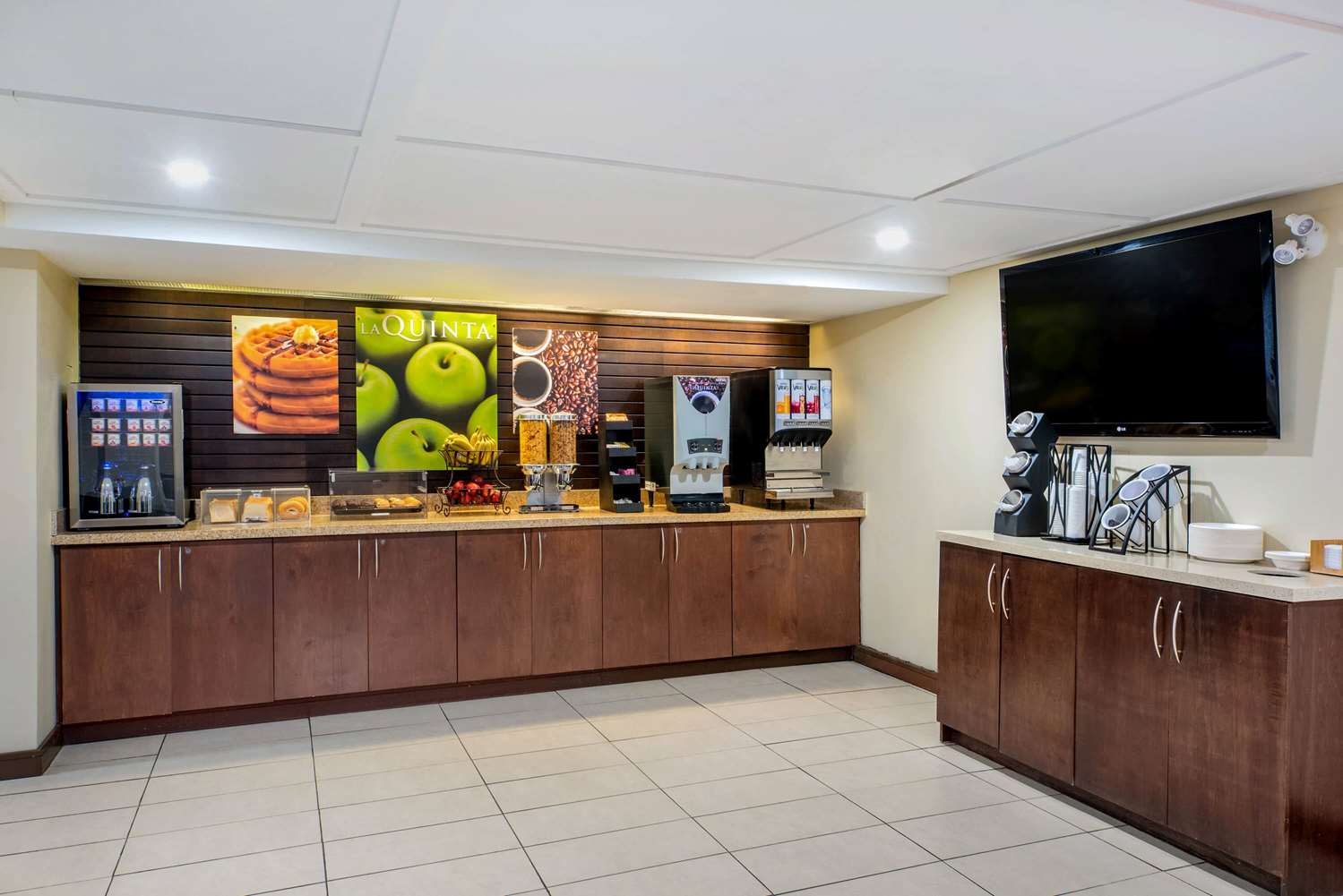 La Quinta Inn & Suites by Wyndham Oshawa 11/48