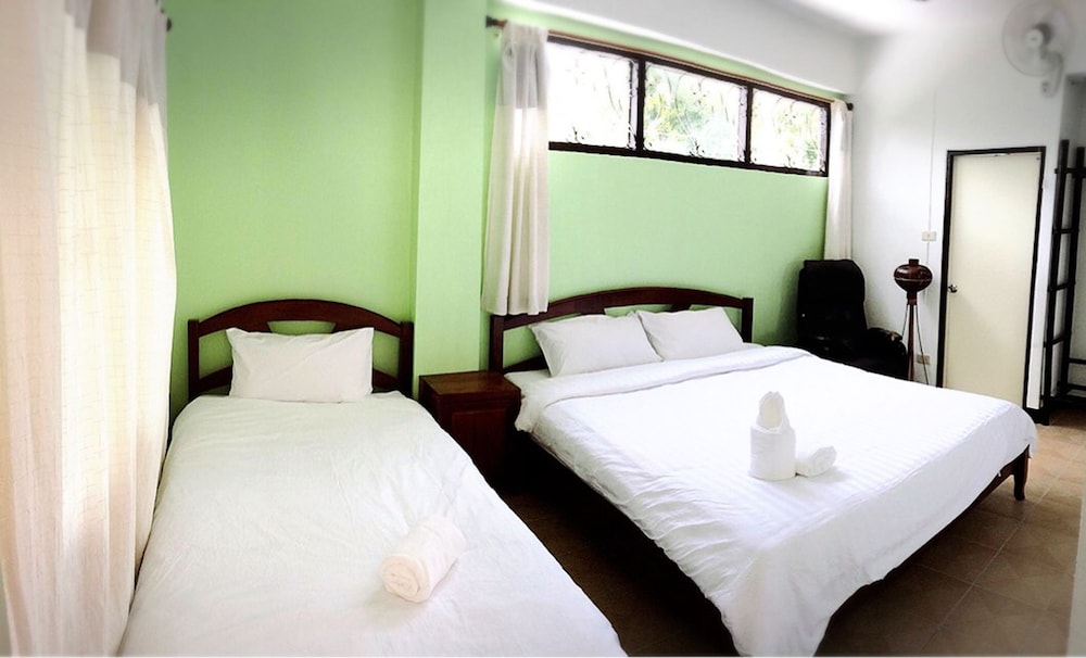 ROOM, TRIPLE, PRIVATE BATHROOM