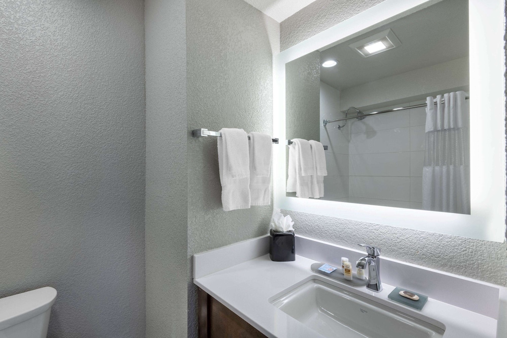 La Quinta Inn and Suites by Wyndham Anchorage Airport 11/23