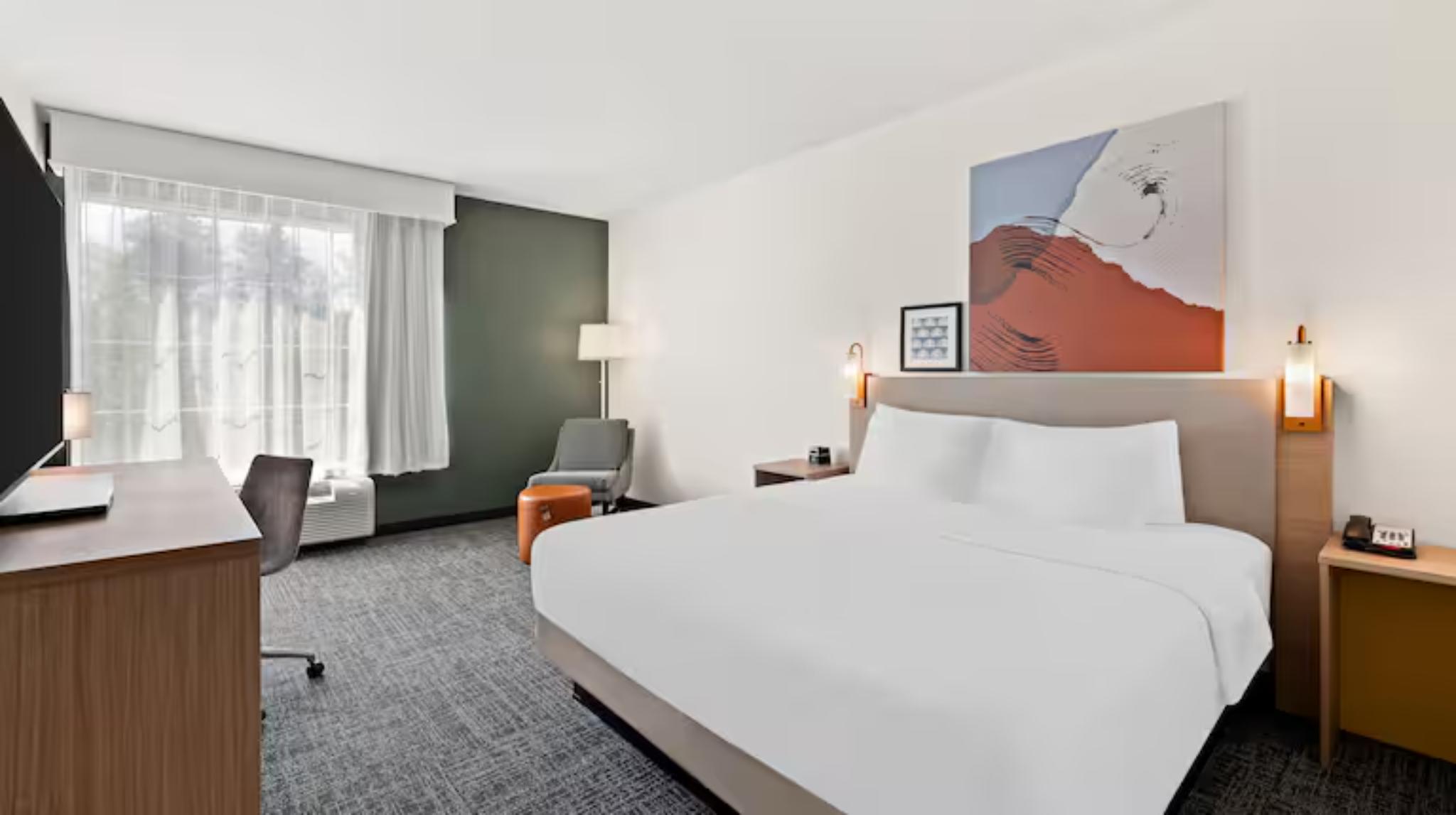 SUITE, KING BED, ACCESSIBLE