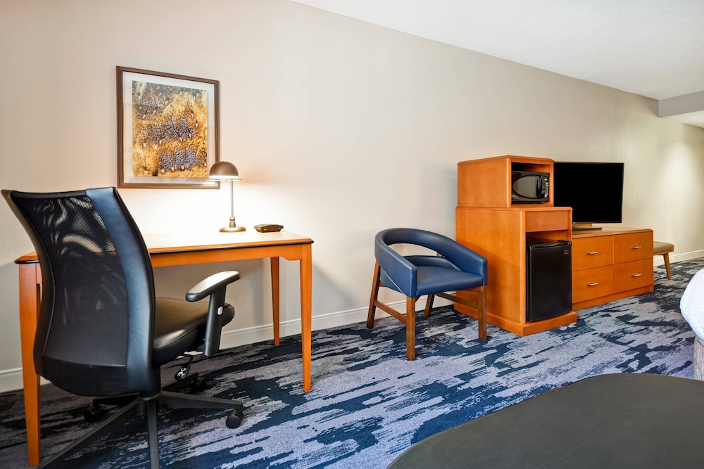 Fairfield Inn Suites by Marriott Atlanta Kennesaw 39/50