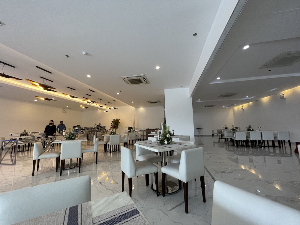 Golden Peak Hotel and Suites powered by Cocotel 48/63
