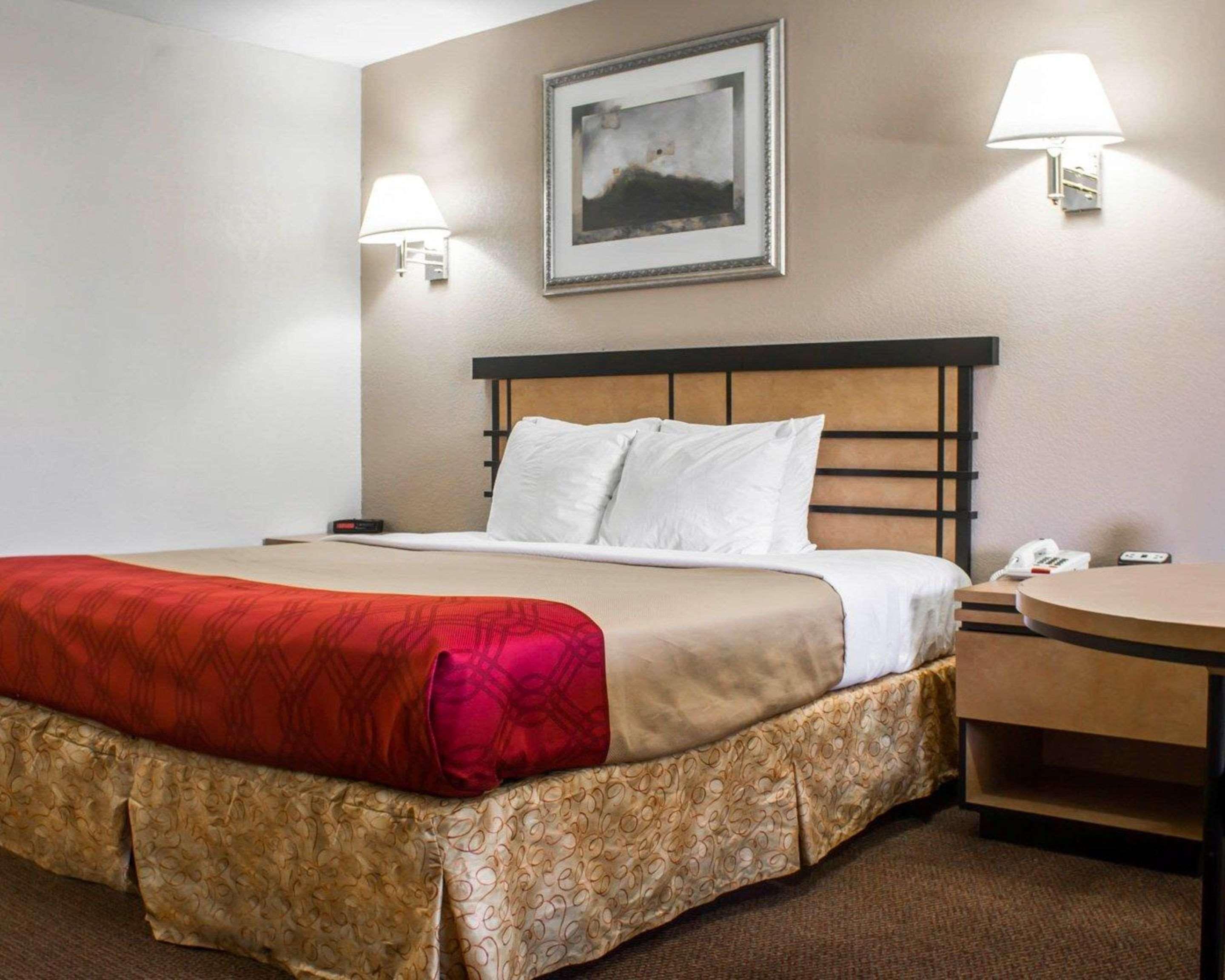 ROOM, KING BED, SMOKING