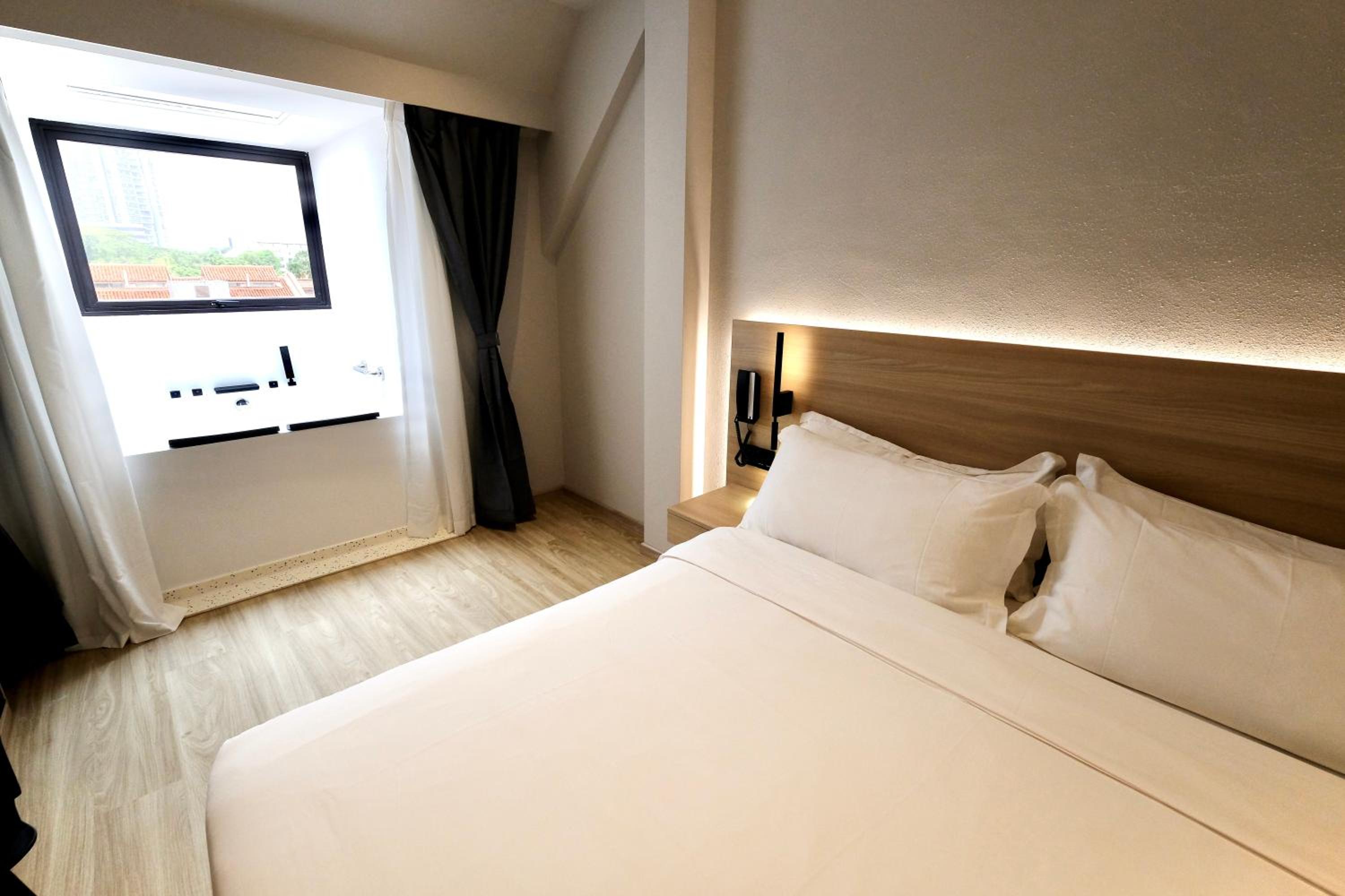 Skylight, Deluxe