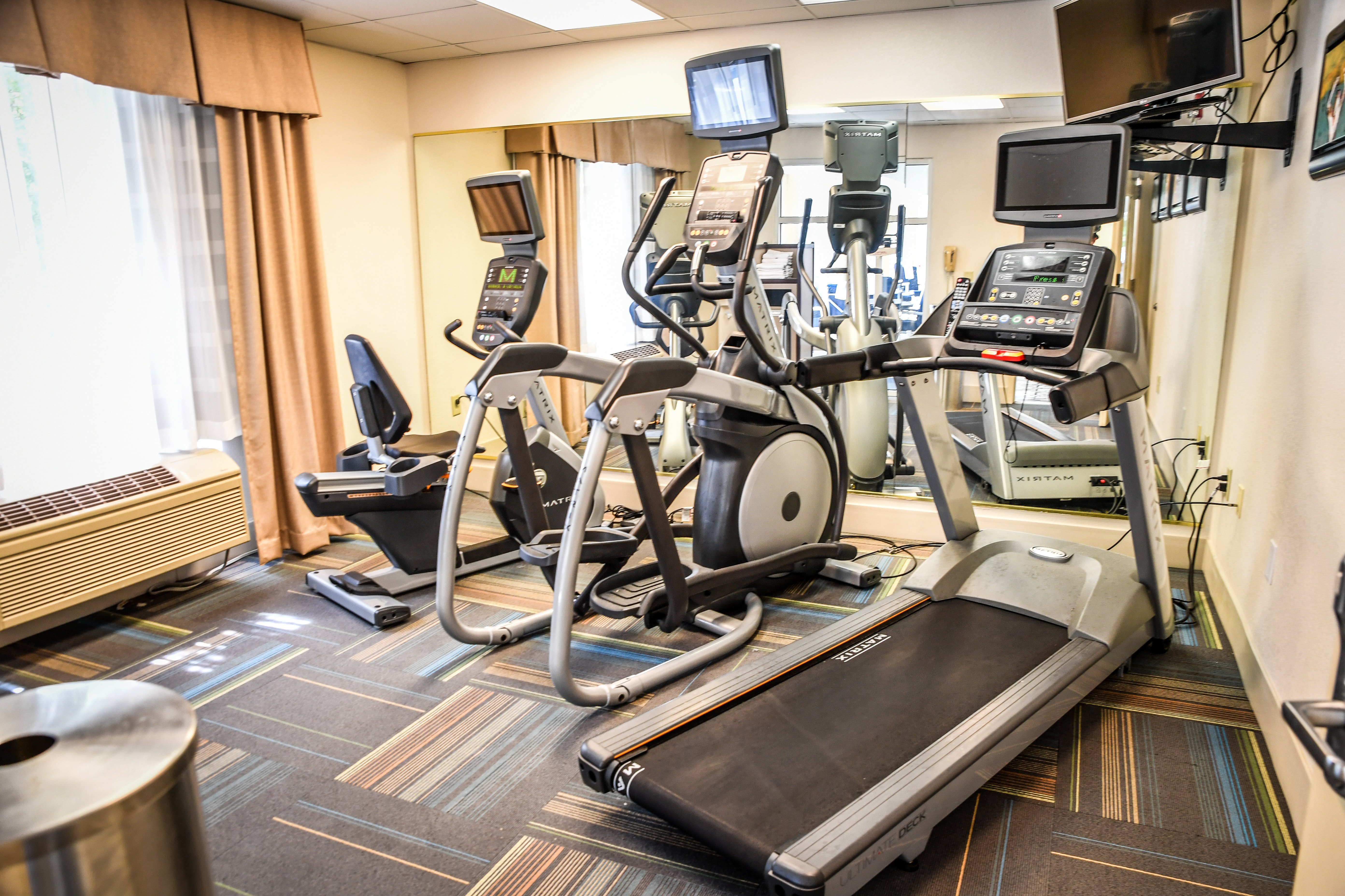 Holiday Inn Express Hotel Suites Concord 37/57