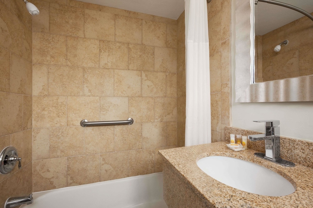 Days Inn By Wyndham West Yarmouth/Hyannis Cape Cod Area 8/16