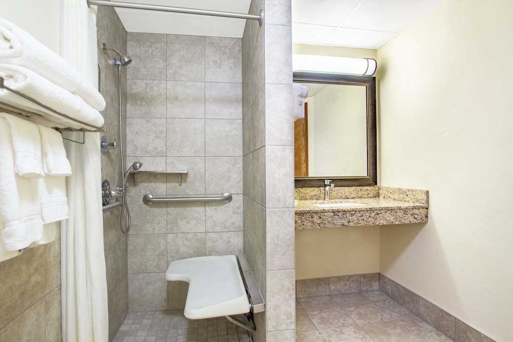 AmericInn by Wyndham Green Bay West 18/42