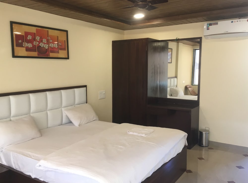 Superior, Suite, King Bed, Valley View