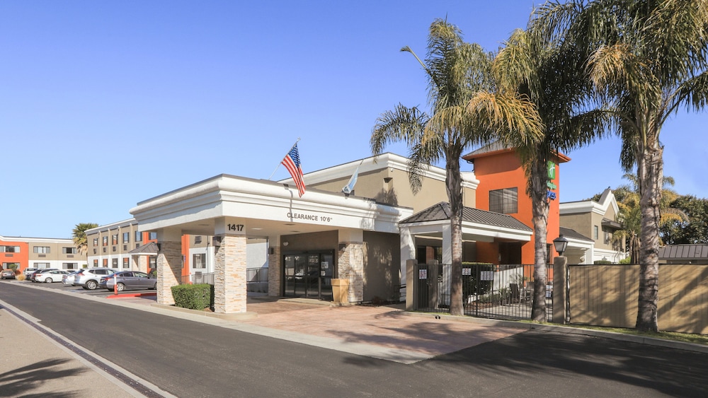 Holiday Inn Express Lompoc 2/32