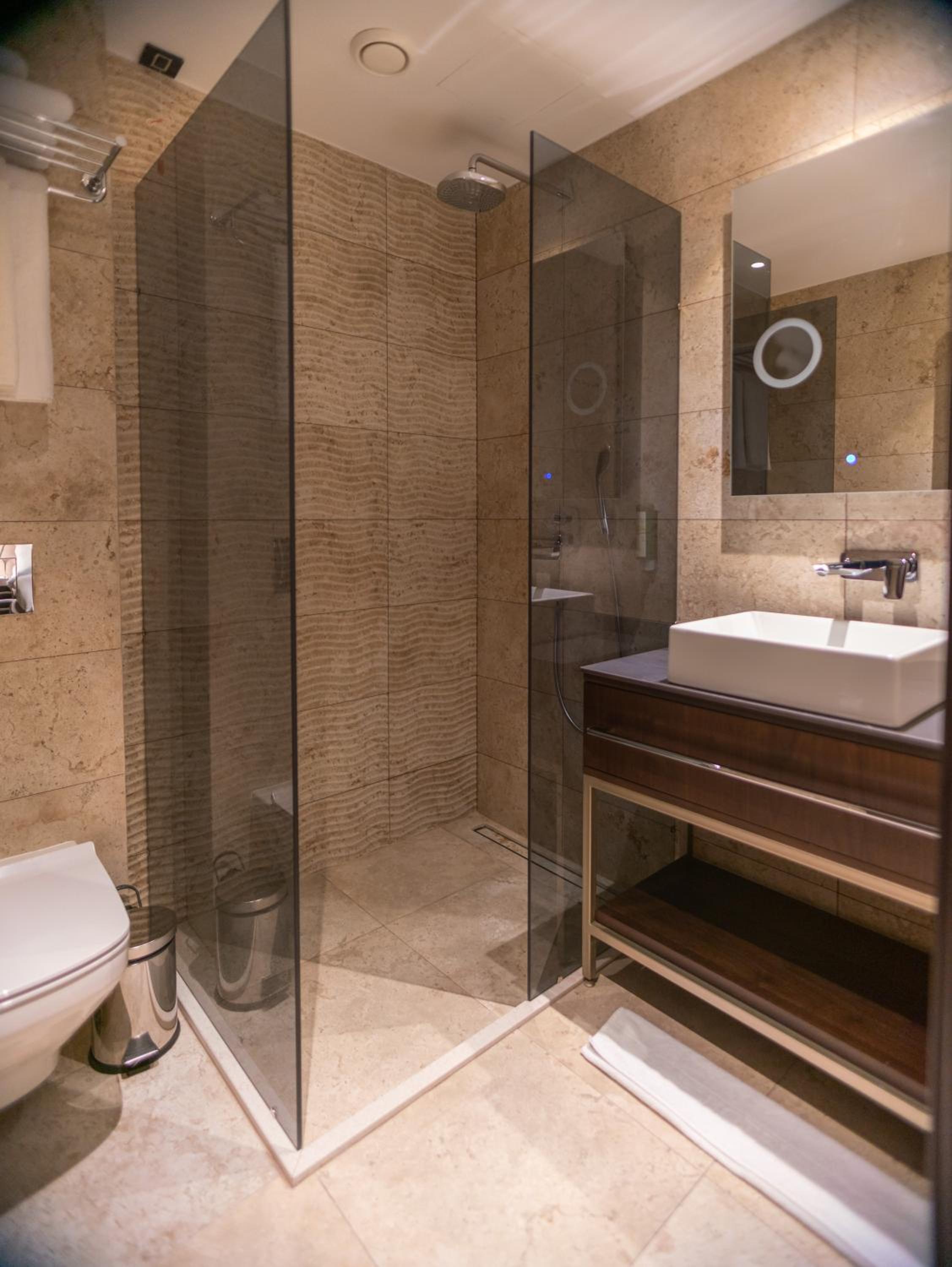 Emery Hotel Pristina 49/50