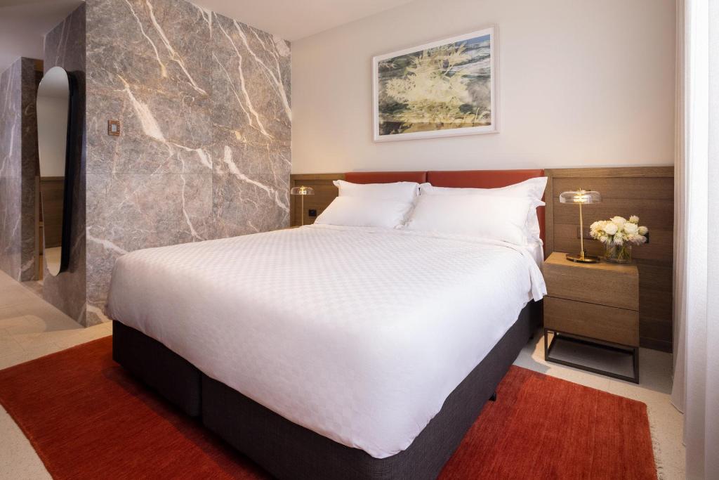 Cozy, Queen Bed, Heritage Wing
