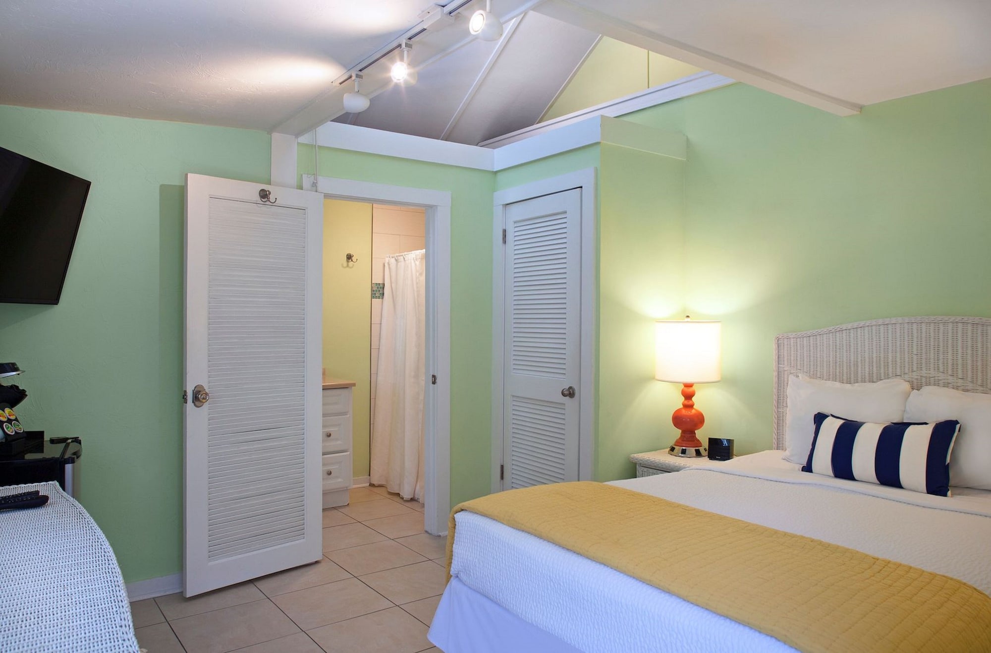 PREMIUM, SUITE, QUEEN BED, NO ELEVATOR