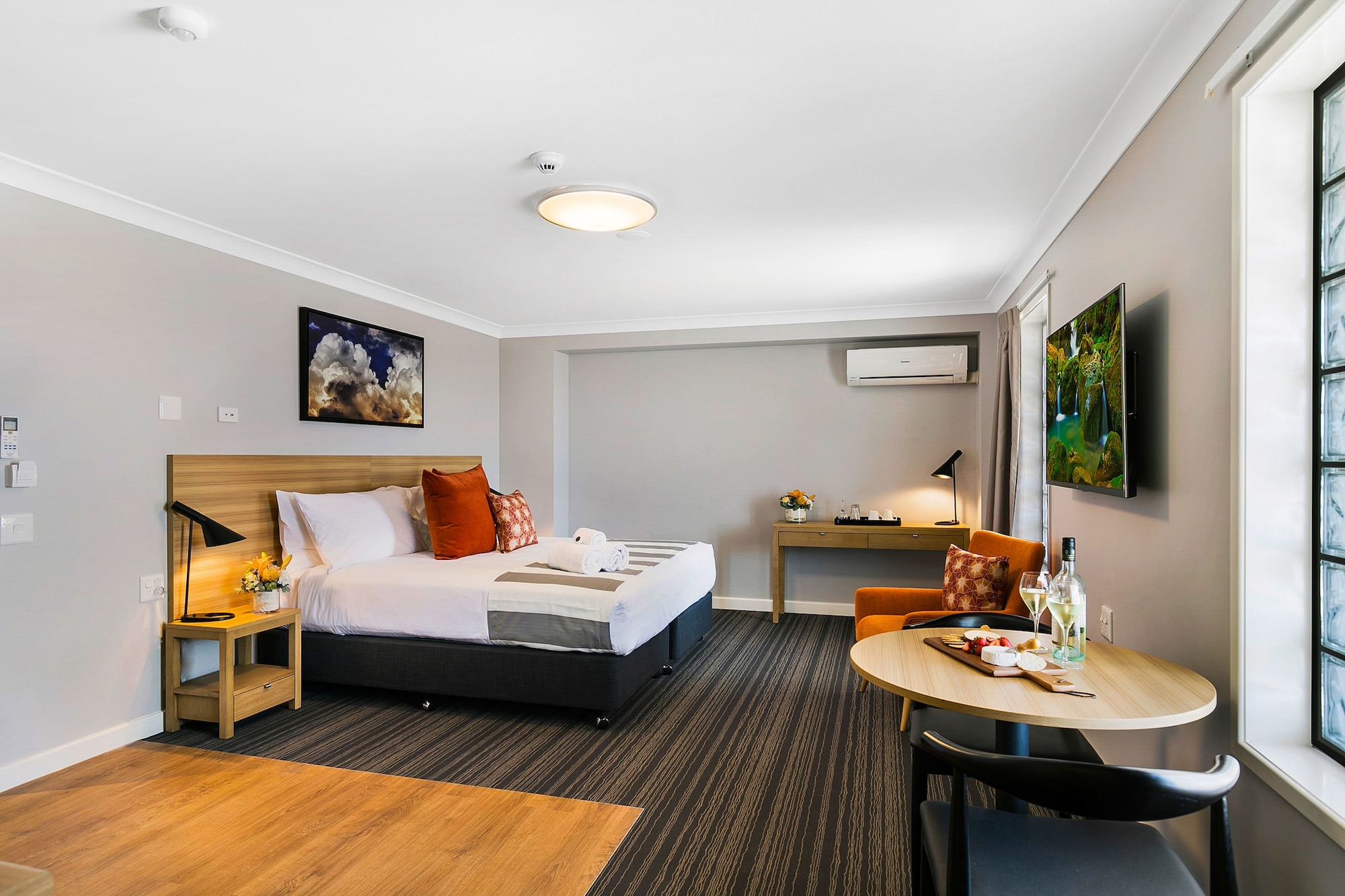 EXECUTIVE, KING BED