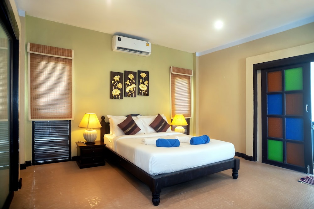 MINI, SUPERIOR, SUITE, POOL VIEW