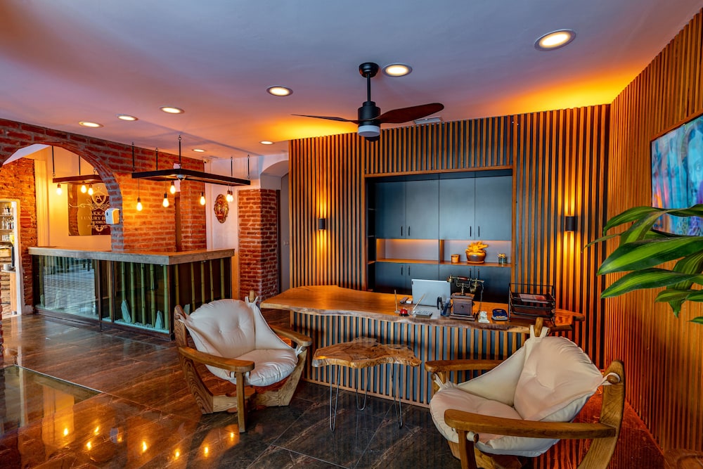 AKKAN LUXURY HOTEL 61/84