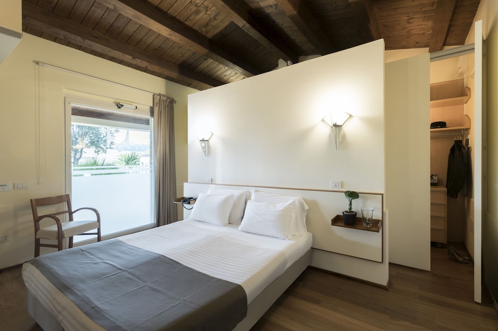 FINIS AFRICAE COUNTRY HOUSE 11/56