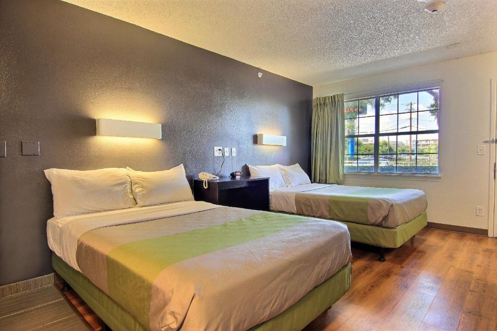 2 Full Beds - Mobility Accessible Tub Non-Smoking