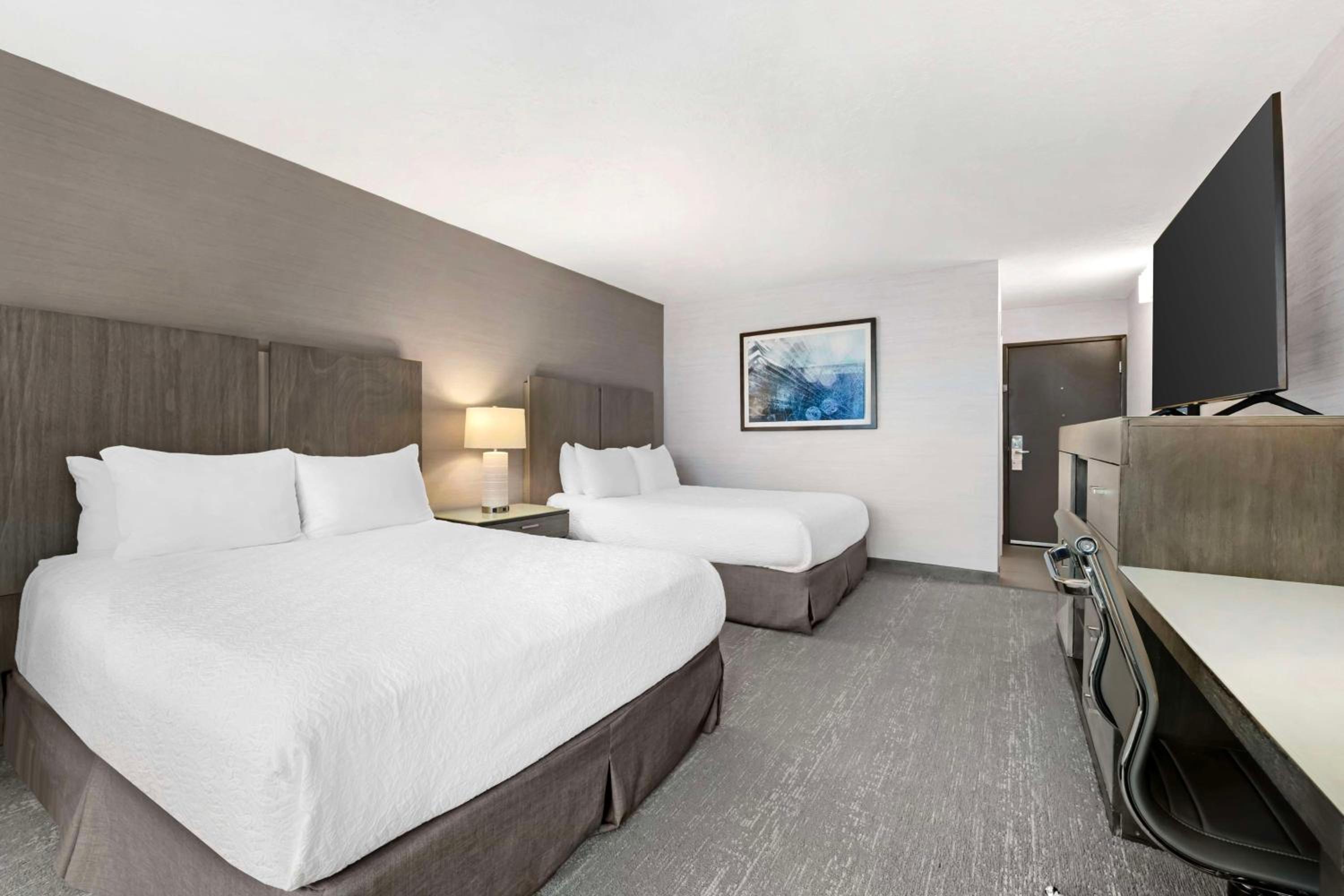 غرفة بسريرين كوين بإطلالة على البحر بحوض استحمام لذوي الإعاقة، Best Western Plus Agate Beach Inn 2/4