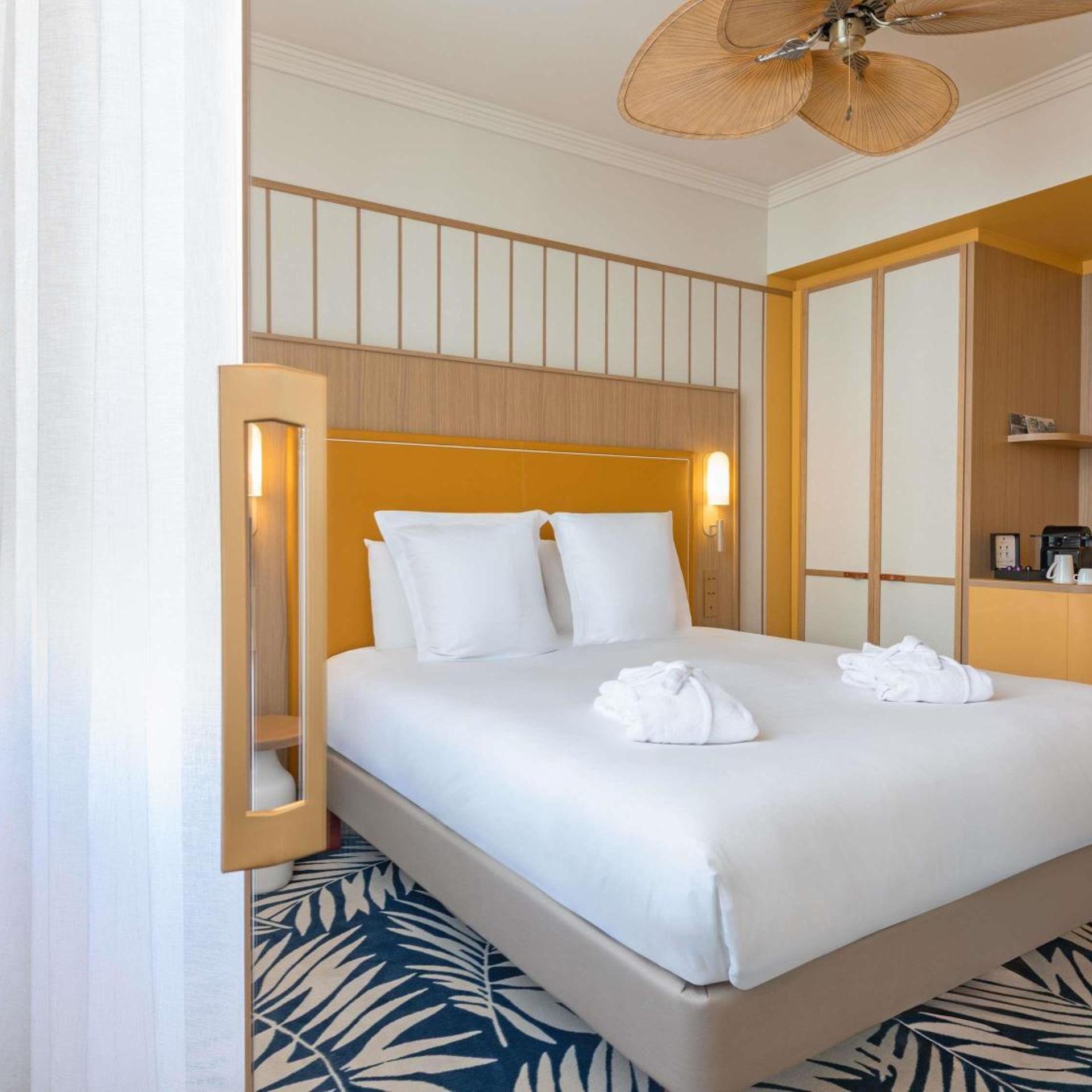Superior, Queen Bed, Harbour Side
