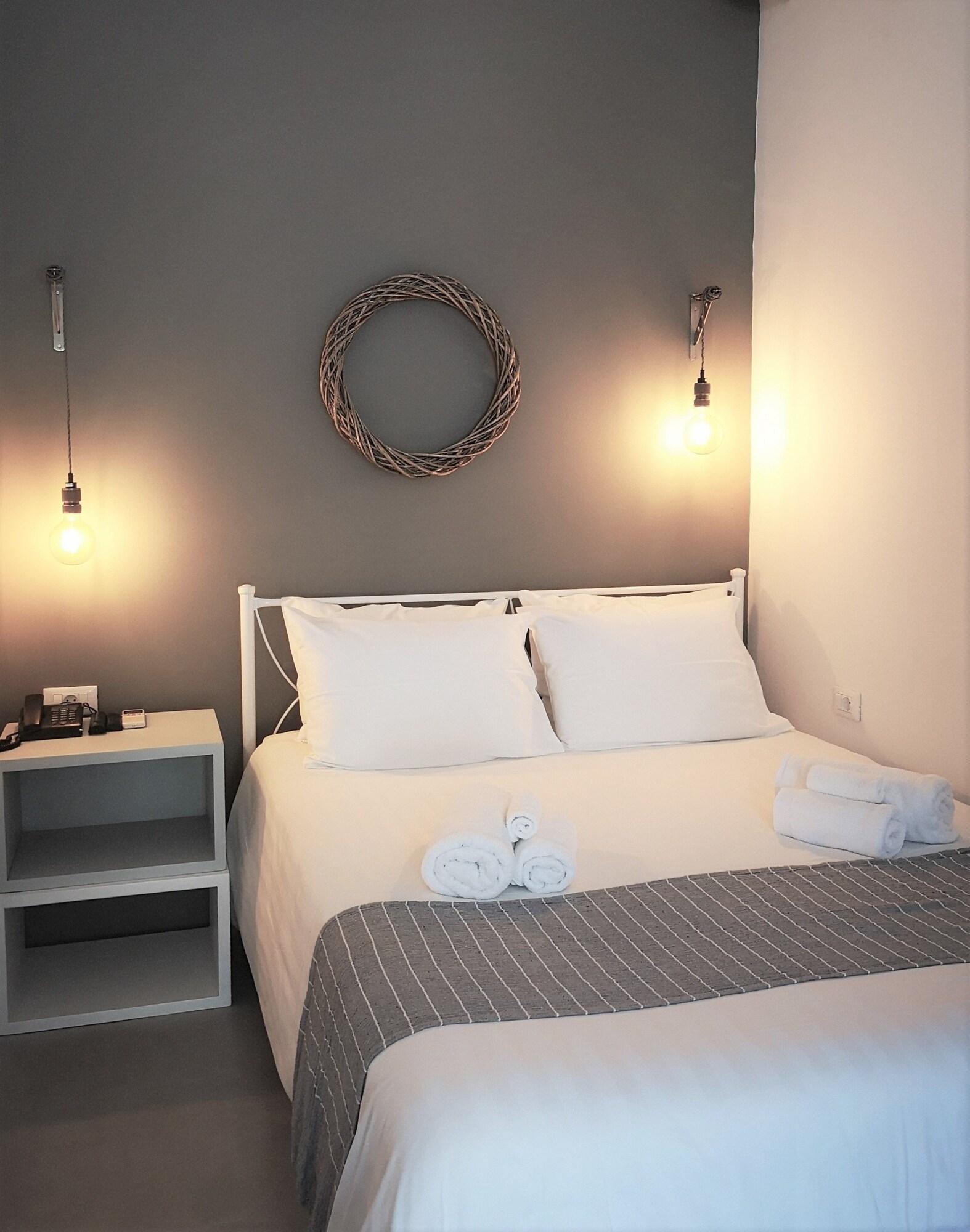 Deluxe, Triple, 1 Queen and 1 Single Bed