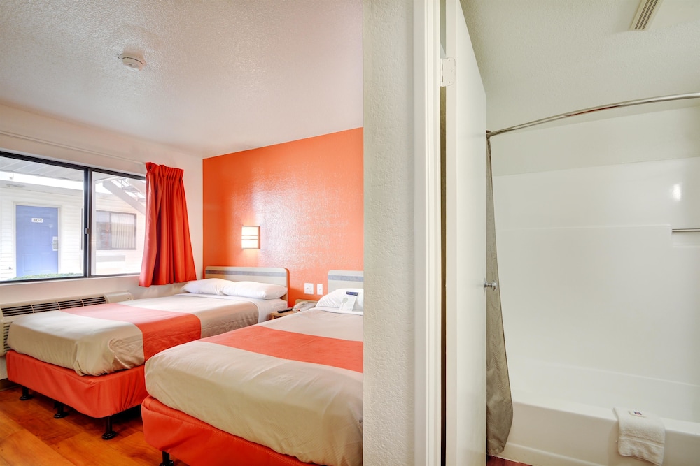 Motel6 Southington, CT - Hartford 25/43