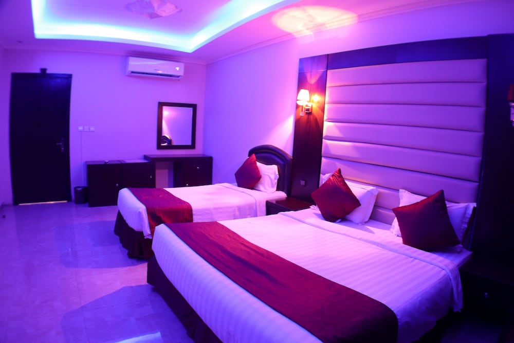 1 BEDROOM, APARTMENT, KITCHENETTE