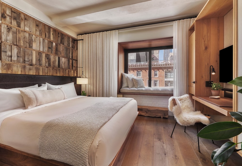 STUDIO, KING BED