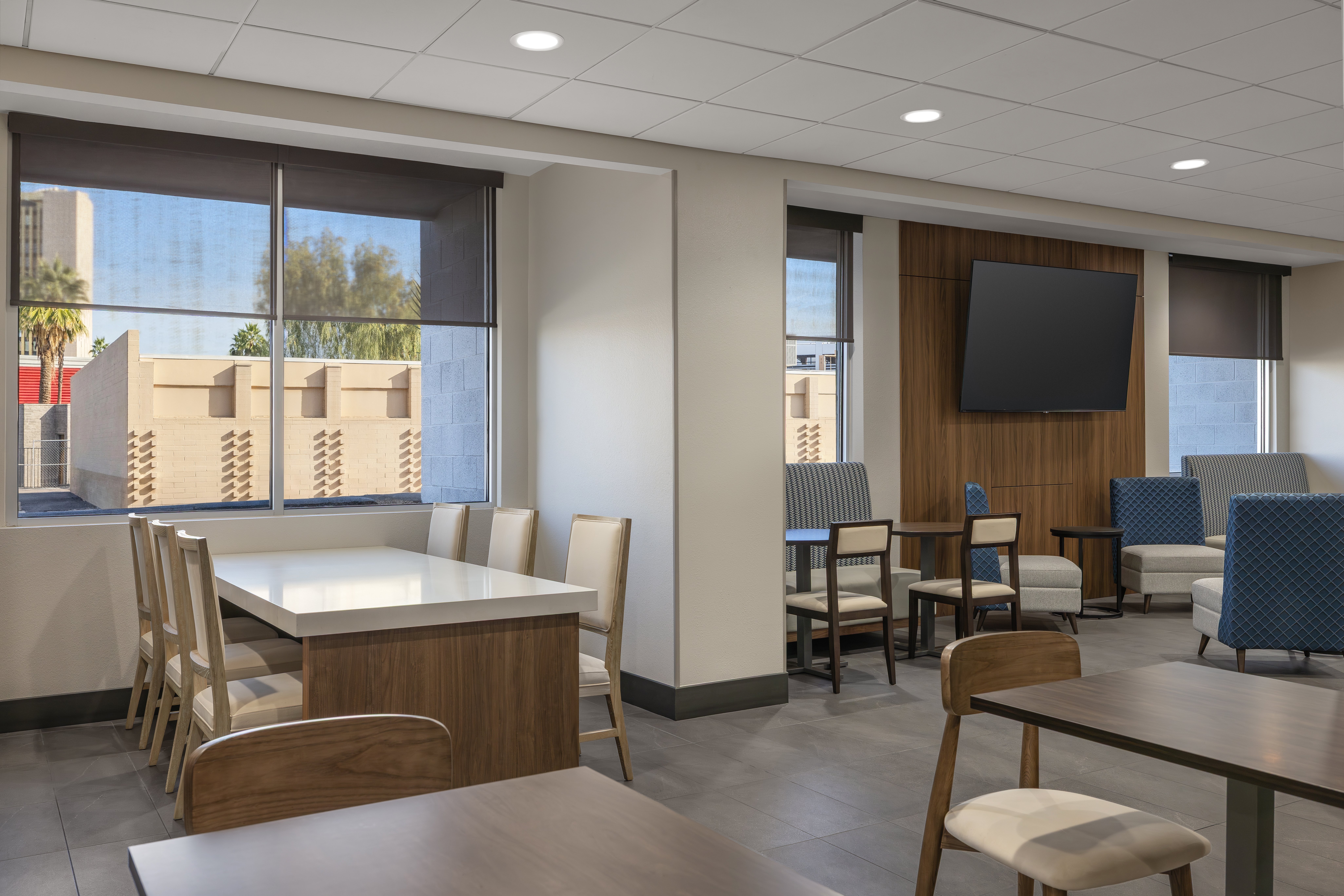 Holiday Inn Express & Suites Phoenix - Midtown 38/54