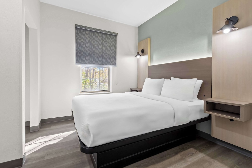 Efficiency, Suite, 3 Queen Beds