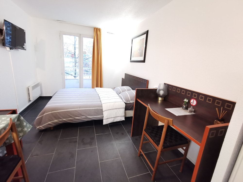 Adagio Access La Defense Place Charras 15/50