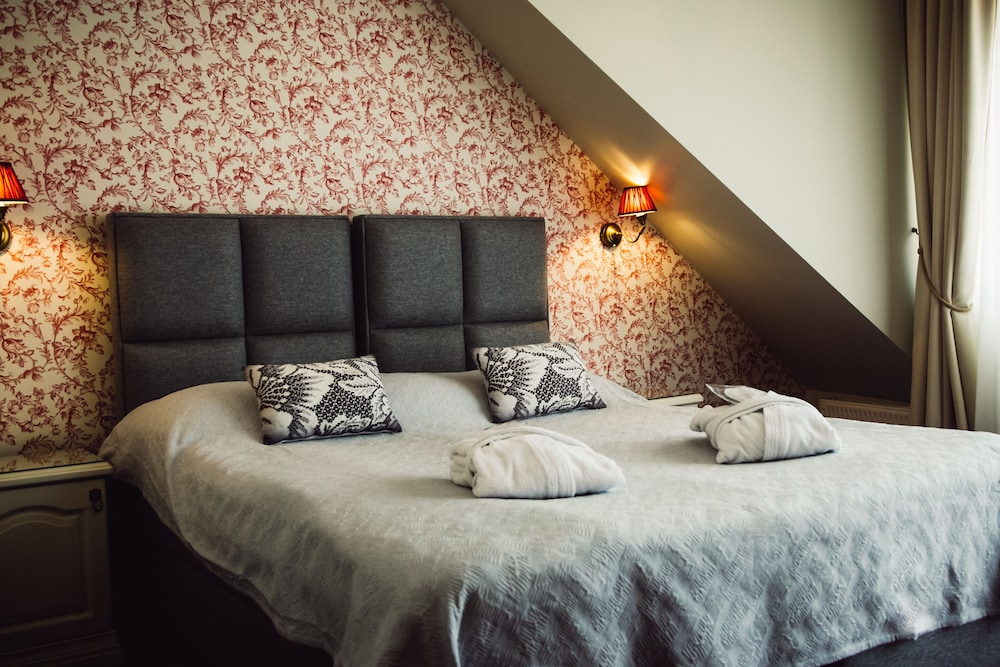 SUPERIOR, QUEEN BED