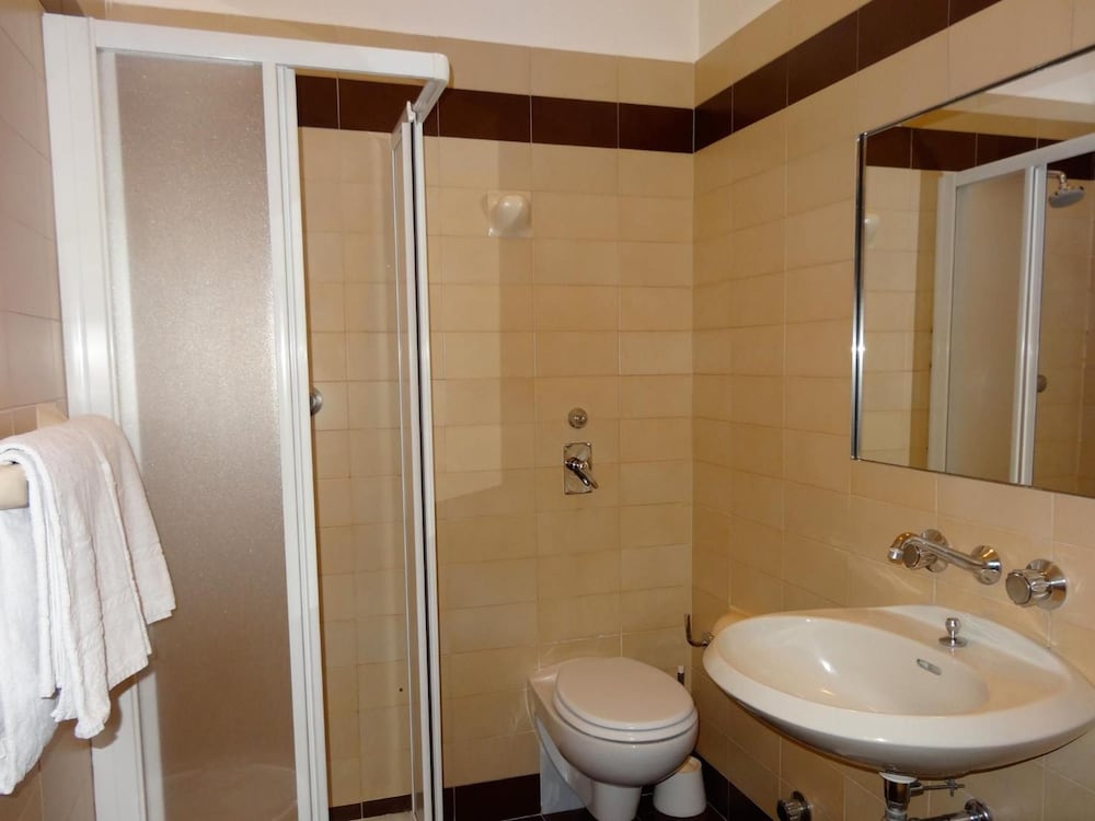Golf Hotel 42/45