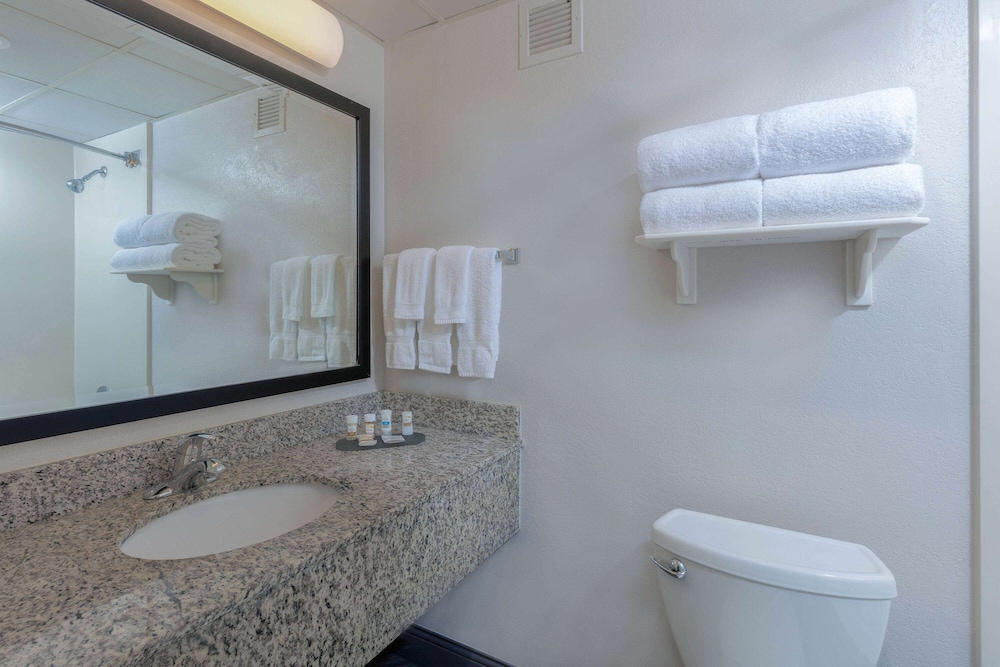 La Quinta Inn & Suites by Wyndham Clifton/Rutherford 16/50