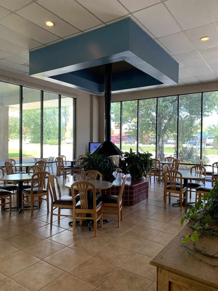 Days Inn by Wyndham - St. George, SC 26/41