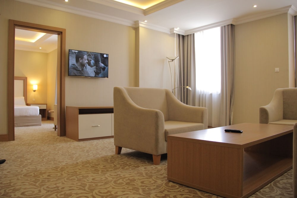 Momona Hotel 48/64