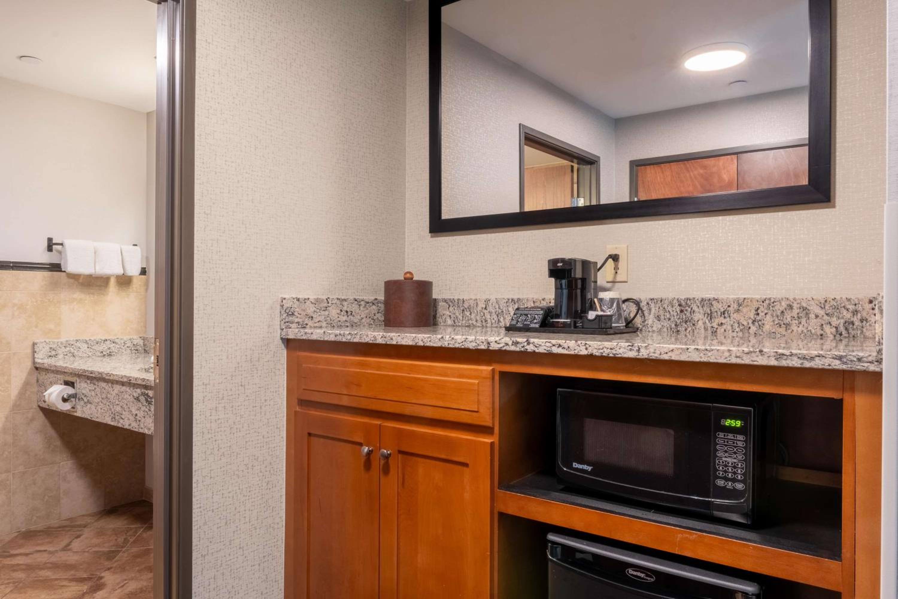 غرفة سوبيريور بسرير كينج بإطلالة، Drury Plaza Hotel Broadview Wichita 3/3