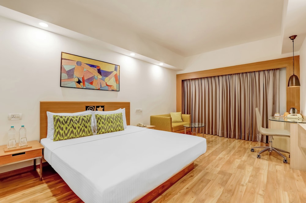 DELUXE, KING BED