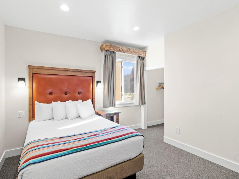 Bluff Dwellings Resort 25/67