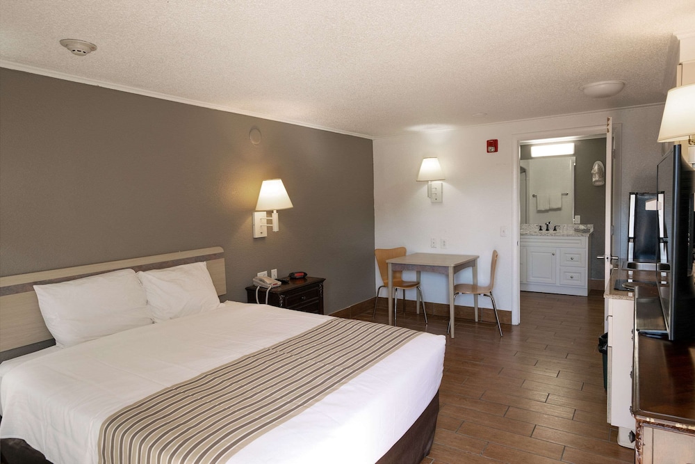 Upgrade, Efficiency, Queen Bed, Accessible