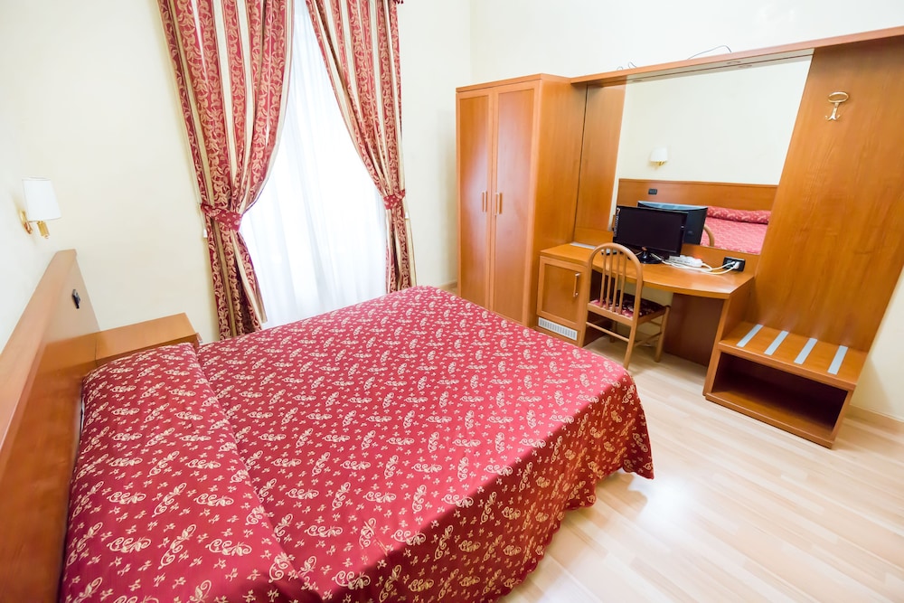 ROOM, DOUBLE OR TWIN BED, PRIVATE BATHROOM