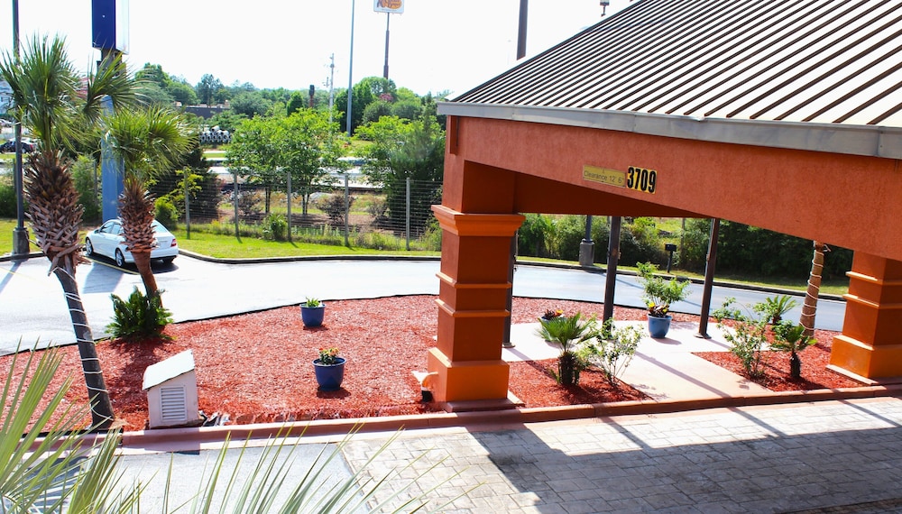 Home Town Inn And Suites 37/47
