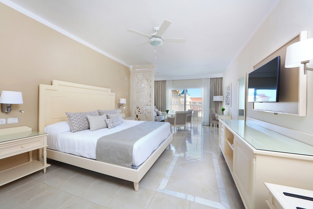 Junior Suite, King Bed, Castle View
